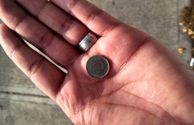 manos monedas