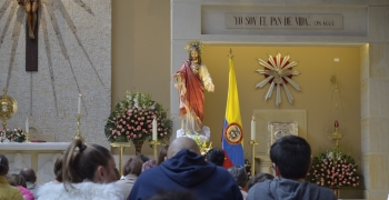 https://arquimedia.s3.amazonaws.com/63/personajes/sagrado-corazon-familiajpg.JPG