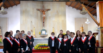 https://arquimedia.s3.amazonaws.com/64/fotos-auris/adoradoresjpg.jpg